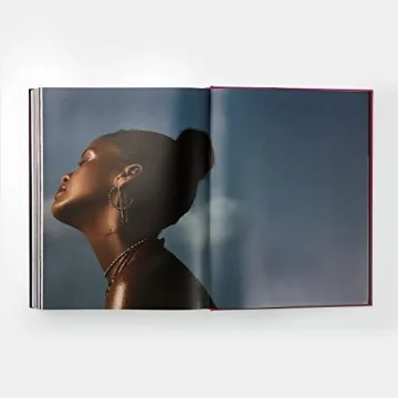 The Rihanna Book - A Stunning Biography of Iconic Moments