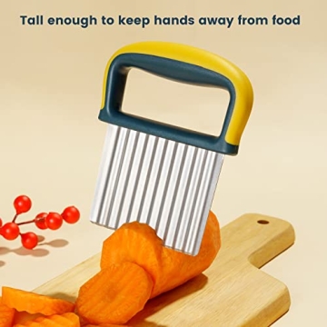 Versatile Crinkle Cutter Knife for Quick Vegetable Prep