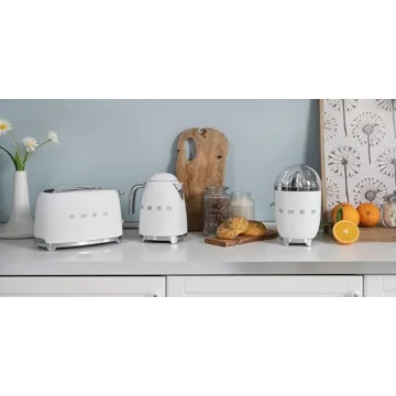 SMEG Retro Citrus Juicer Matte White for Stylish Kitchens