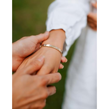 Elegant Moissanite Four Leaf Clover Bracelet for Women