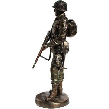 US Army Soldier Statue Tribute to Honor and Courage