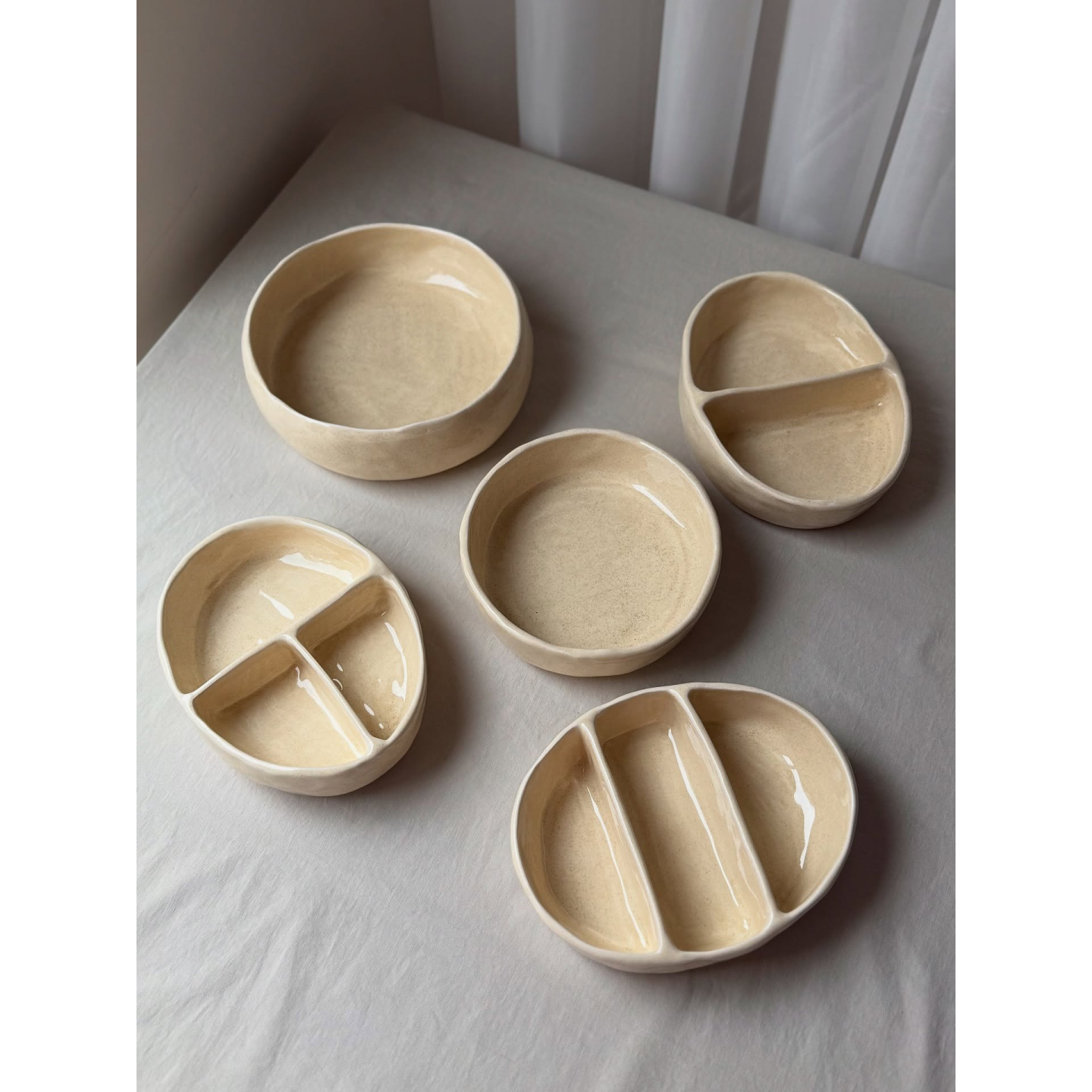 ظروف پذیرایی دفورمه سرامیکی دست‌ساز – مینیمال، قابل‌ شست‌وشو