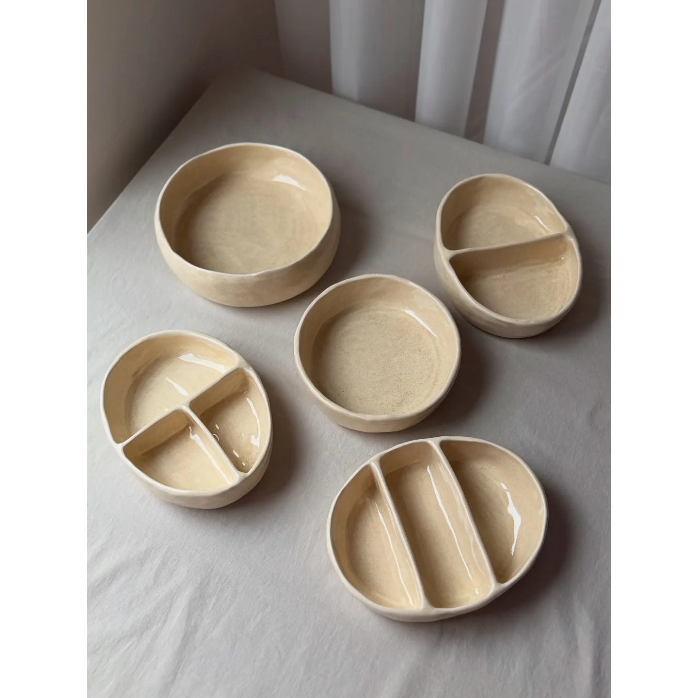 ظروف پذیرایی دفورمه سرامیکی دست‌ساز – مینیمال، قابل‌ شست‌وشو