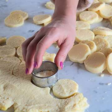 ALLTOP 12 Pcs Round Biscuit Cutter - Stainless Steel Baking Essential Tool for Effortless Circle Cookie Shaping,Pastry,Cake Decoration&Fondant Creation – Precise Cut Utensil for Dumpling,Scone, Donut