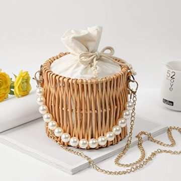 Chic Straw Beach Bags for Summer Outings and Casual Use