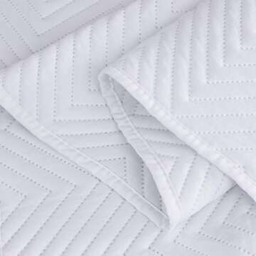 Vessia 3-Piece Quilt Bedding Set Full/Queen Size(90x96 inch) - Chervon Pattern Decorative Brushed Bedspreads - Lightweight Microfiber Bed Cover Coverlet(White, Includes 1 Quilt, 2 Shams)