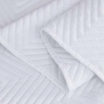 Vessia 3-Piece Quilt Bedding Set Full/Queen Size(90x96 inch) - Chervon Pattern Decorative Brushed Bedspreads - Lightweight Microfiber Bed Cover Coverlet(White, Includes 1 Quilt, 2 Shams)