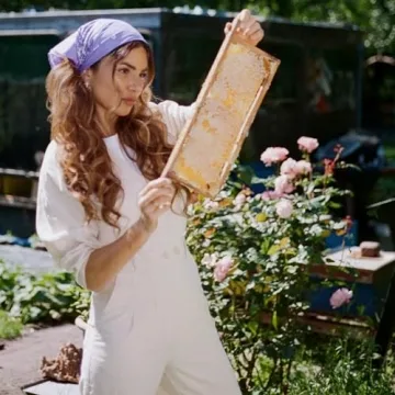 Gisou Propolis Wave Spray for Beachy Waves and Volume