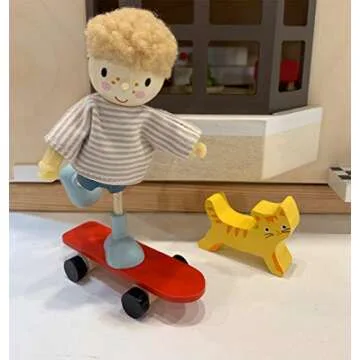 Tender Leaf Toys - The Goodwood Family - Wooden Miniatures Flexible Doll, Multicultural Action Figure for Dollhouse - Encourage Creative and Imaginative Fun Play for Children - Age 3+