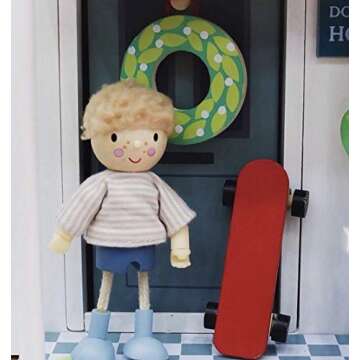 Tender Leaf Toys - The Goodwood Family - Wooden Miniatures Flexible Doll, Multicultural Action Figure for Dollhouse - Encourage Creative and Imaginative Fun Play for Children - Age 3+