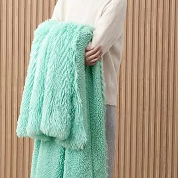 Dreamcountry Faux Fur Throw Blanket - Cozy and Chic Design