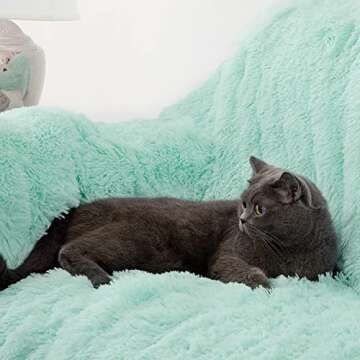 Dreamcountry Faux Fur Throw Blanket - Cozy and Chic Design