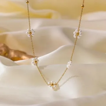 Daisy Pearl Necklaces for Women, Dainty Gold Necklace Gold Plated Cute Flower Necklace Handmade Simple Flower Choker Necklaces for Women Trendy Short Gold Necklace Jewelry for Women