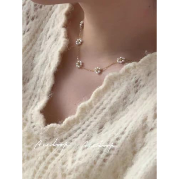Daisy Pearl Necklaces for Women, Dainty Gold Necklace Gold Plated Cute Flower Necklace Handmade Simple Flower Choker Necklaces for Women Trendy Short Gold Necklace Jewelry for Women