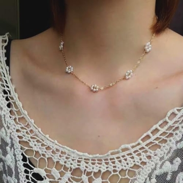 Daisy Pearl Necklaces for Women, Dainty Gold Necklace Gold Plated Cute Flower Necklace Handmade Simple Flower Choker Necklaces for Women Trendy Short Gold Necklace Jewelry for Women