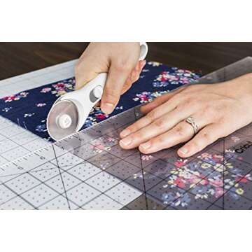 Cricut Rotary Cutter - Rotary Cutter for Fabric, Sewing and Quilting Projects - Compatible For Both Right- and Left-Handed Use - [45mm]
