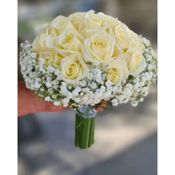 دسته گل عروس گرد رز سفید با حاشیه ژیپسوفیلا کلاسیک