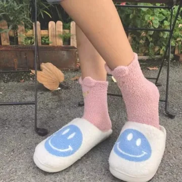 LEZIRTOI Retro Fuzzy Face Slippers for Comfort & Joy