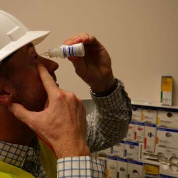 PhysiciansCare Eye Wash Solution, Sterile Isotonic Buffered Solution for Flushing & Irrigating Eyes, 1-oz Bottle