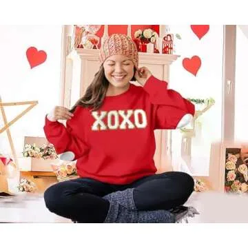 BINLANHANAT Valentine's Sweatshirt Women Love Heart Graphic Pullover Top Chenille Patch Valentines Gifts Shirt