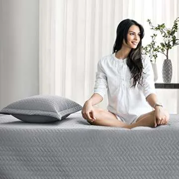 Maple&Stone Quilt Set Queen Size, Lightweight Grey Bedspread Ultrasonic Chevron Pattern Light Coverlet for All Season Comforter Bedding Decor - 3 Piece Full Bed Cover Sets