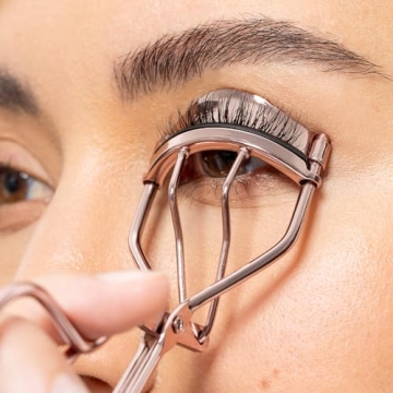 wet n wild Pinch-Free Eyelash Curler Comfort Grip Design