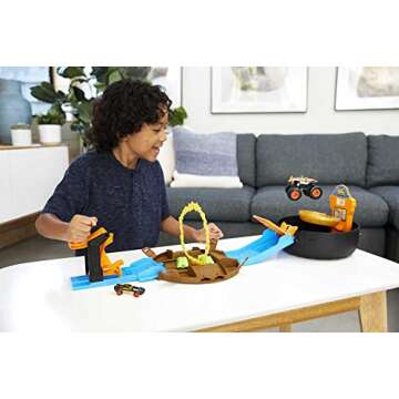 Hot Wheels Toy Monster Trucks Playset, Tire-Shaped Case Transforms into Race Course, 3 Trucks & 4 Ca...