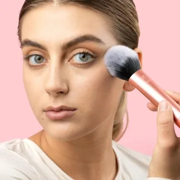 Real Techniques Ultra Plush Powder Brush for Flawless Makeup