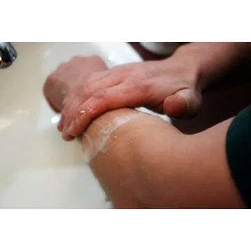 Tecnu Extreme Poison Ivy & Oak Scrub, 4 Oz, Removes Poisonous Plant Oils That Cause Rash and Itching, Poison Ivy and Poison Oak Urushiol Oil Remover for Itchy Skin Relief, Cleanses & Calms