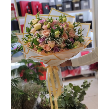 دسته‌گل خواستگاری رز یاسی–هلویی با لیزینتوس و ژیپسوف?...