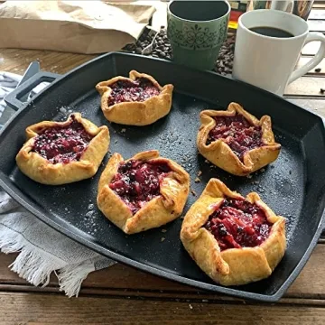 Bayou Classic Cast Iron Shallow Pan for Versatile Cooking