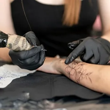 PEIPU Medium Vinyl Disposable Gloves, 100 Pack