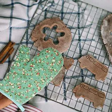 Set of Two Oven Mitts | Heat Resistant Cotton Kitchen Pot Holder Gloves for Cooking,Barbecue,Baking,Grilling (Christmas Petite Flowers)