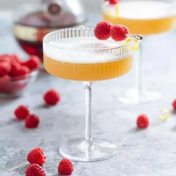 VIFVOR Martini Glass Set of 4, Ribbed Coupe Cocktail Glasses 10 oz Classic Old Styling Martini Glass Set with Gift Box Packaging Elegant Hand Blown Manhattan Goblet for Cocktail, Champagne