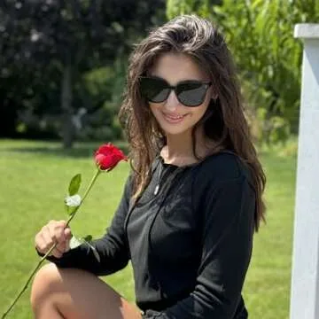 LVIOE Polarized Sunglasses for Women Modern Cute Cat Eye Style UV Protection LS1627s