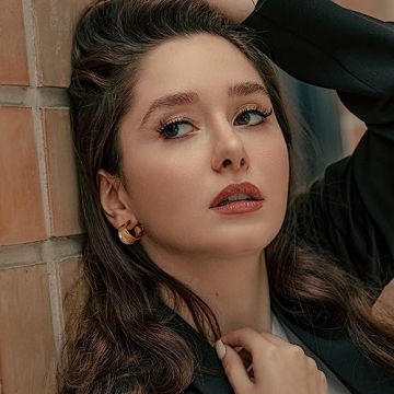 Stylish Chunky Gold Hoop Earrings for Women - Comfortable & Versatile