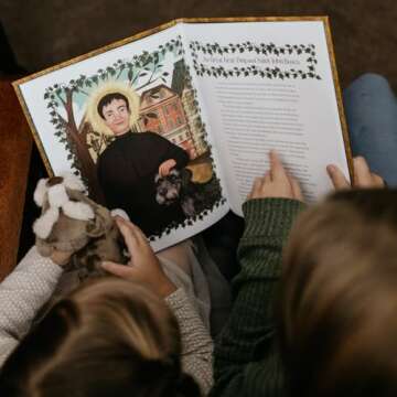 Saintly Creatures: 14 Tales of Animals and Their Holy Companions