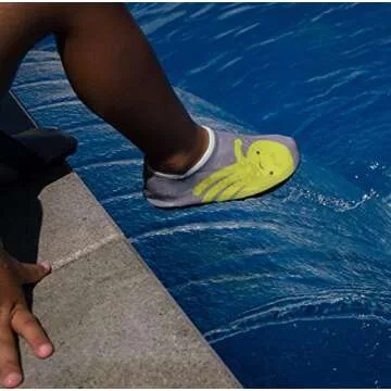 bblüv - Shoöz - Unisex Kids Neoprene Protective Outdoor Water Shoes for Beach or Pool, Protects from Rough Surfaces, Hot Sand, Soft and Durable Water Shoes with Flexible Soles, Grey L (4-5 Years)