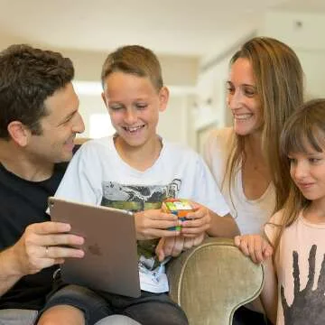 GoCube: Bluetooth Connected STEM Puzzle Cube