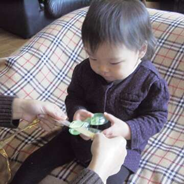 HARAC Toddler Scissors Spring Loaded, Safety Adaptive Scissors for Kids and Senior with Special Needs, Ambidextrous Hand Push Motor Skill Training Scissors, Made in Japan, White