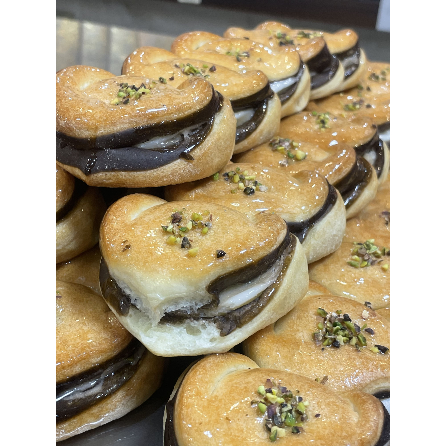 شیرینی شکلاتی مغزدار قلبی | خرید شیرینی خوش‌عطر و مجلسی