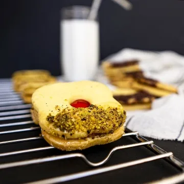 شیرینی آلمانی آجیلی-وانیلی-پسته‌ای-ساندویچی-پذیرایی-کم‌شیرین