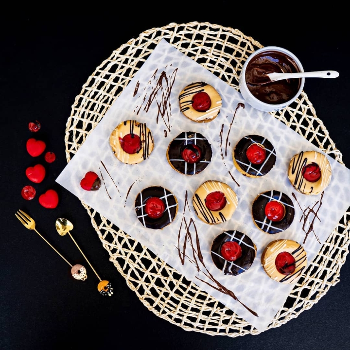 شیرینی آلمانی آجیلی-وانیلی-پسته‌ای-ساندویچی-پذیرایی-کم‌شیرین