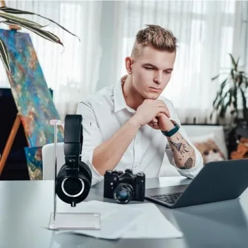Stylish Xuhal Acrylic Headphone Stand for Every Desk