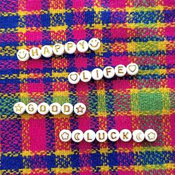 Amaney 1000 Pieces 7×4mm White Round Acrylic with Gold Alphabet Letter Beads for Jewelry Making Bracelets Necklaces Key Chains