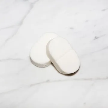 OUAI Chill Pills - Bath Bombs Scented with Jasmine and Rose - Safflower, Hemp Seed & Jojoba Oil to Improve Texture, Calm & Moisturize Dry Skin - Includes 6 Relaxing Bath Bombs (1.5 Oz Each)