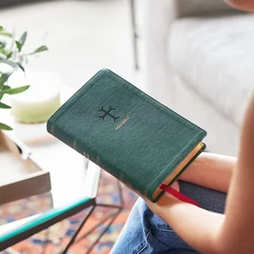 NKJV Large Print Reference Bible, Leathersoft Green Edition