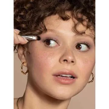 ILIA - Shadow Brush | Non-Toxic, Vegan, Cruelty-Free, Eyeshadow Brush With White Wood Handle + Soft, Synthetic Bristles (Clean Makeup Tool)