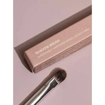 ILIA - Shadow Brush | Non-Toxic, Vegan, Cruelty-Free, Eyeshadow Brush With White Wood Handle + Soft, Synthetic Bristles (Clean Makeup Tool)