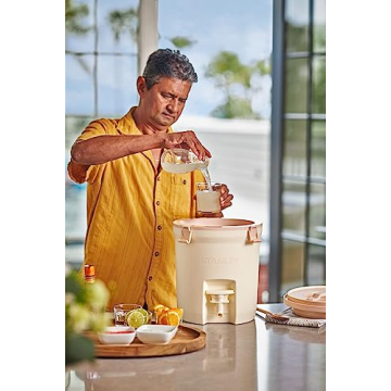 STANLEY Fast-Flow Water Jug 2 Gallon Cream Insulated